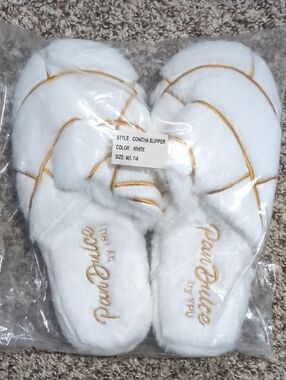 White Concha-Style Plush Slippers with Gold Stitching By YRU